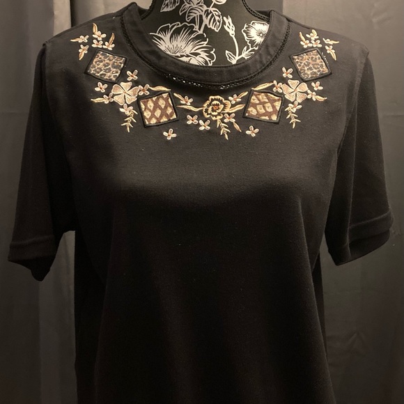 Alfred Dunner M Womens Casual Blouse with Floral Neckline Design - Picture 2 of 4